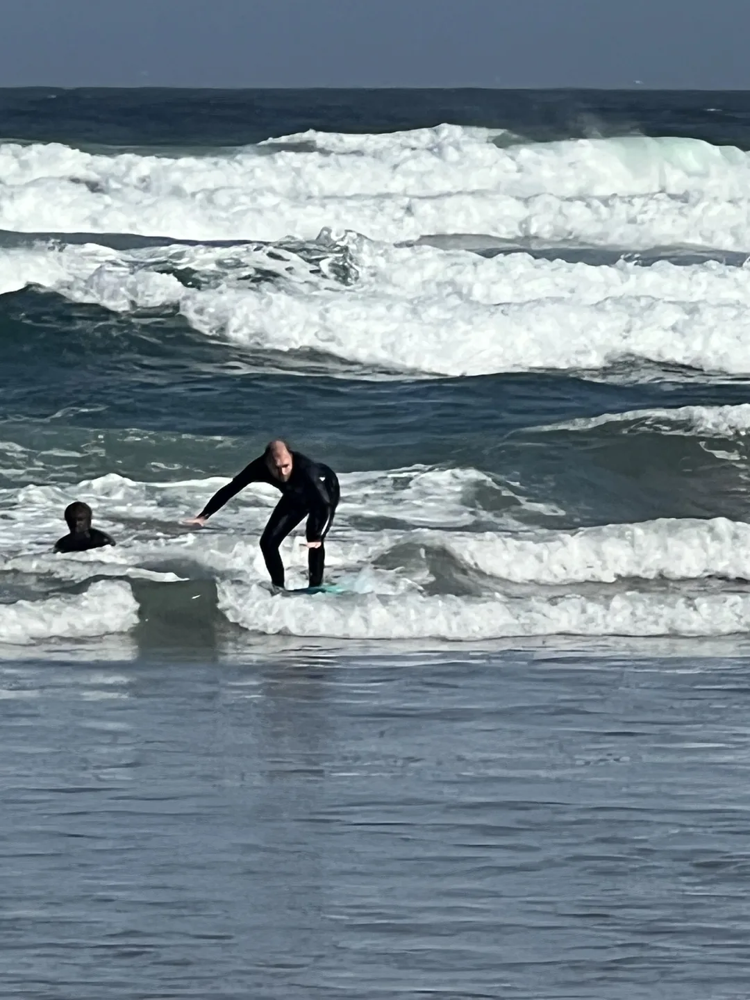 Surfeurs profitent des vagues sur l'île de Ngor au Sénégal.