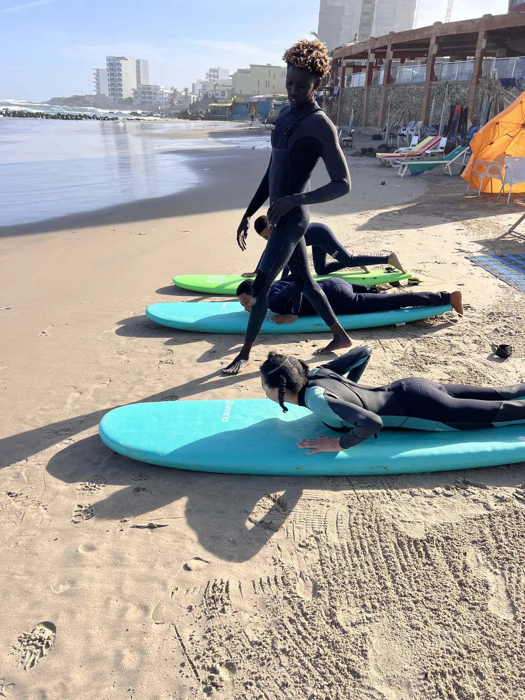 Des surfeurs en train de s'initier au surf sur la plage de Ngor à Dakar.