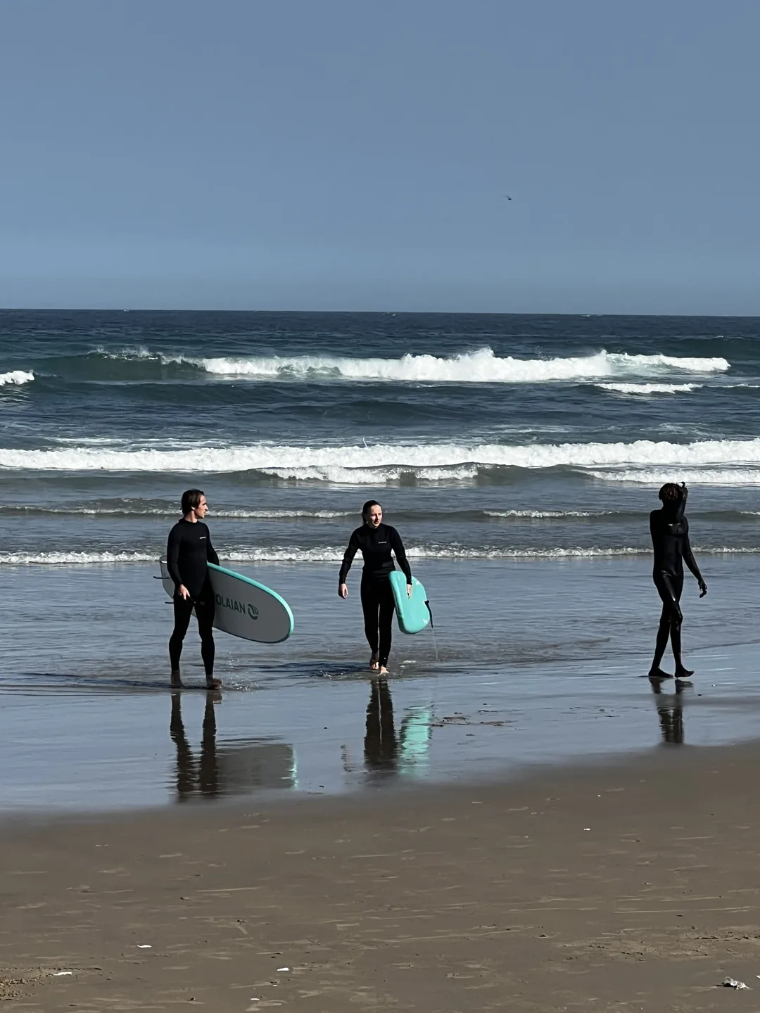 Un groupe de surfeurs sur la plage de l'île de Ngor au Sénégal.