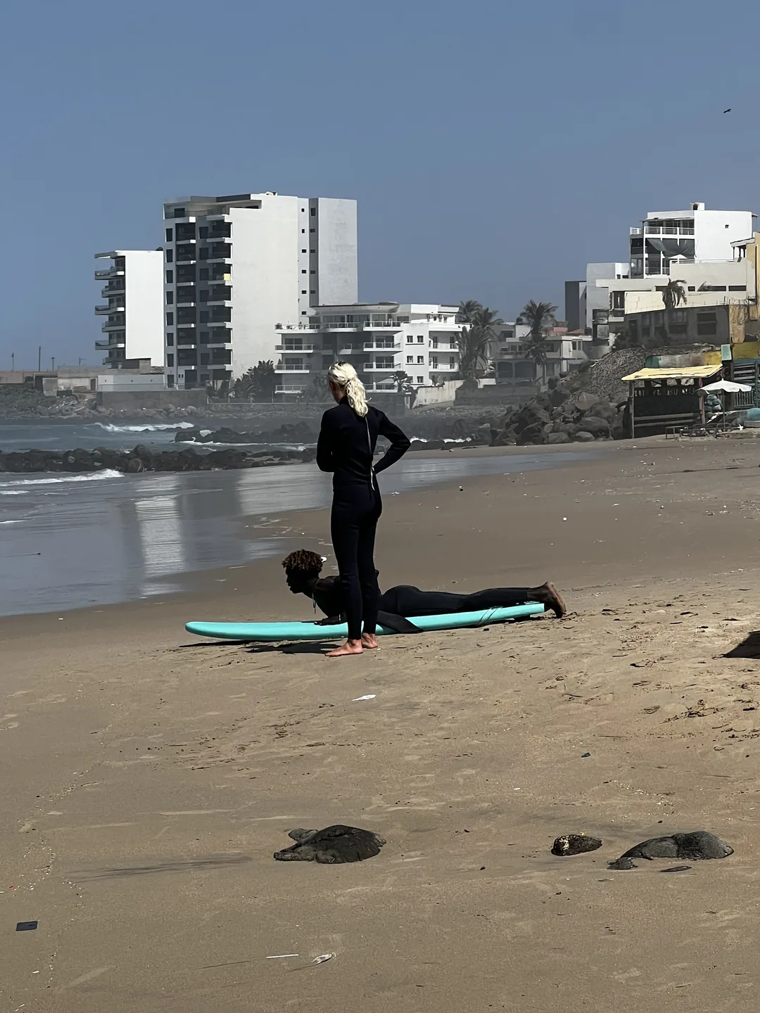 Un moment de surf sur la plage de l'île de Ngor au Sénégal.