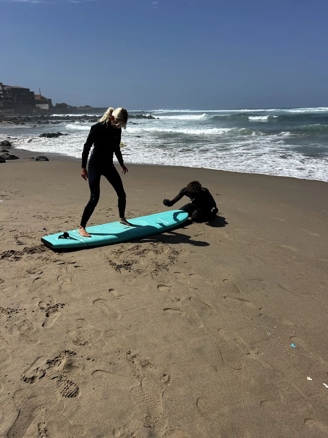 Deux surfeurs s'entrainent sur la plage de l'île de Ngor au Sénégal.