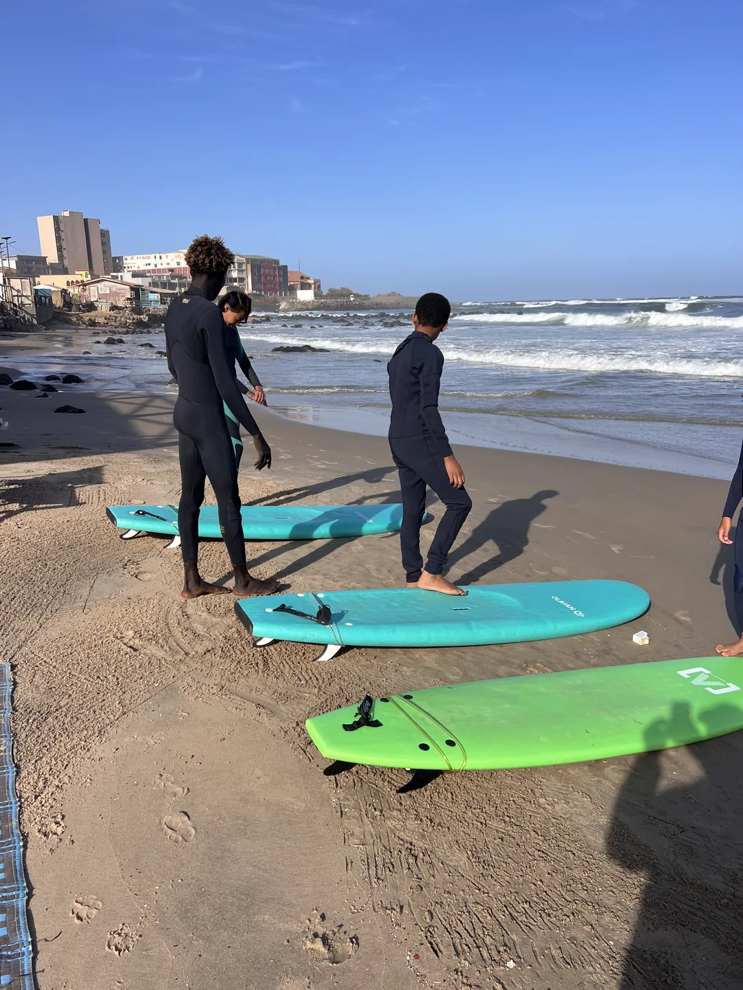 Des surfeurs se préparent sur la plage de l'île de Ngor au Sénégal.
