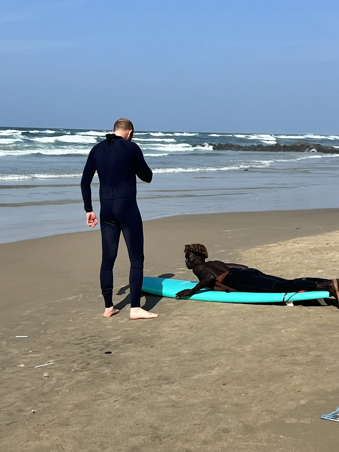Session de surf au camp de l'île de Ngor avec des instructeurs.