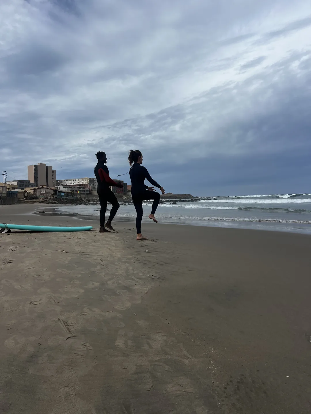Deux surfeurs s'entraînent sur la plage de l'île de Ngor au Sénégal.