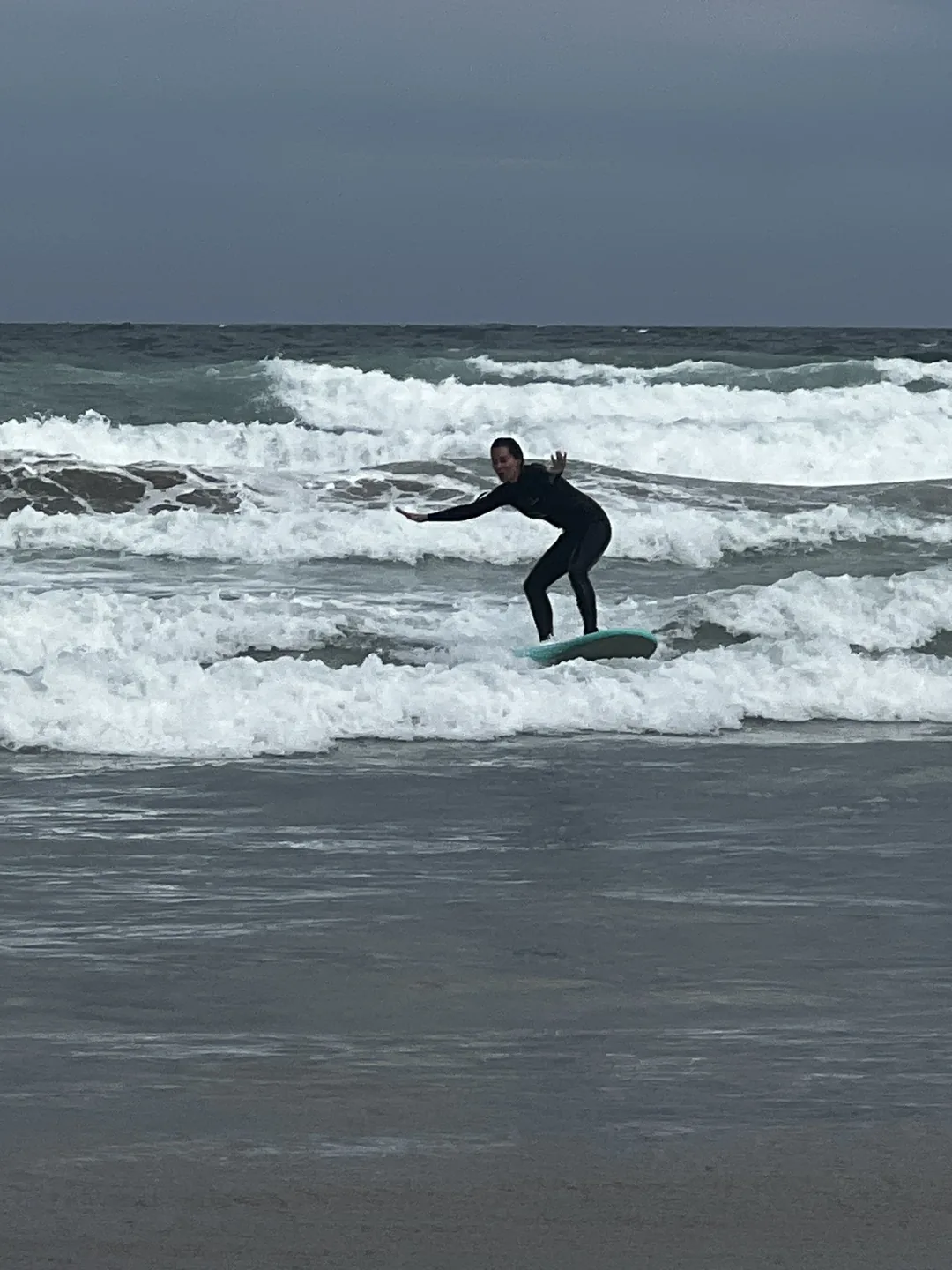 Une surfeuse prend une vague sur l'île de Ngor, au Sénégal.