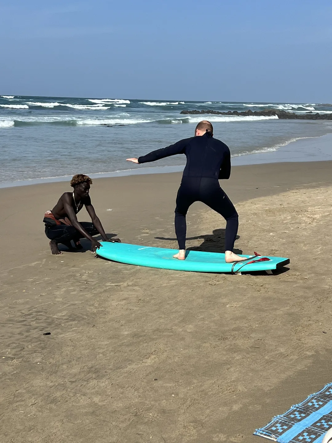 Une session de surf au Sénégal sur l'île de Ngor avec des instructeurs et des surfeurs débutants.