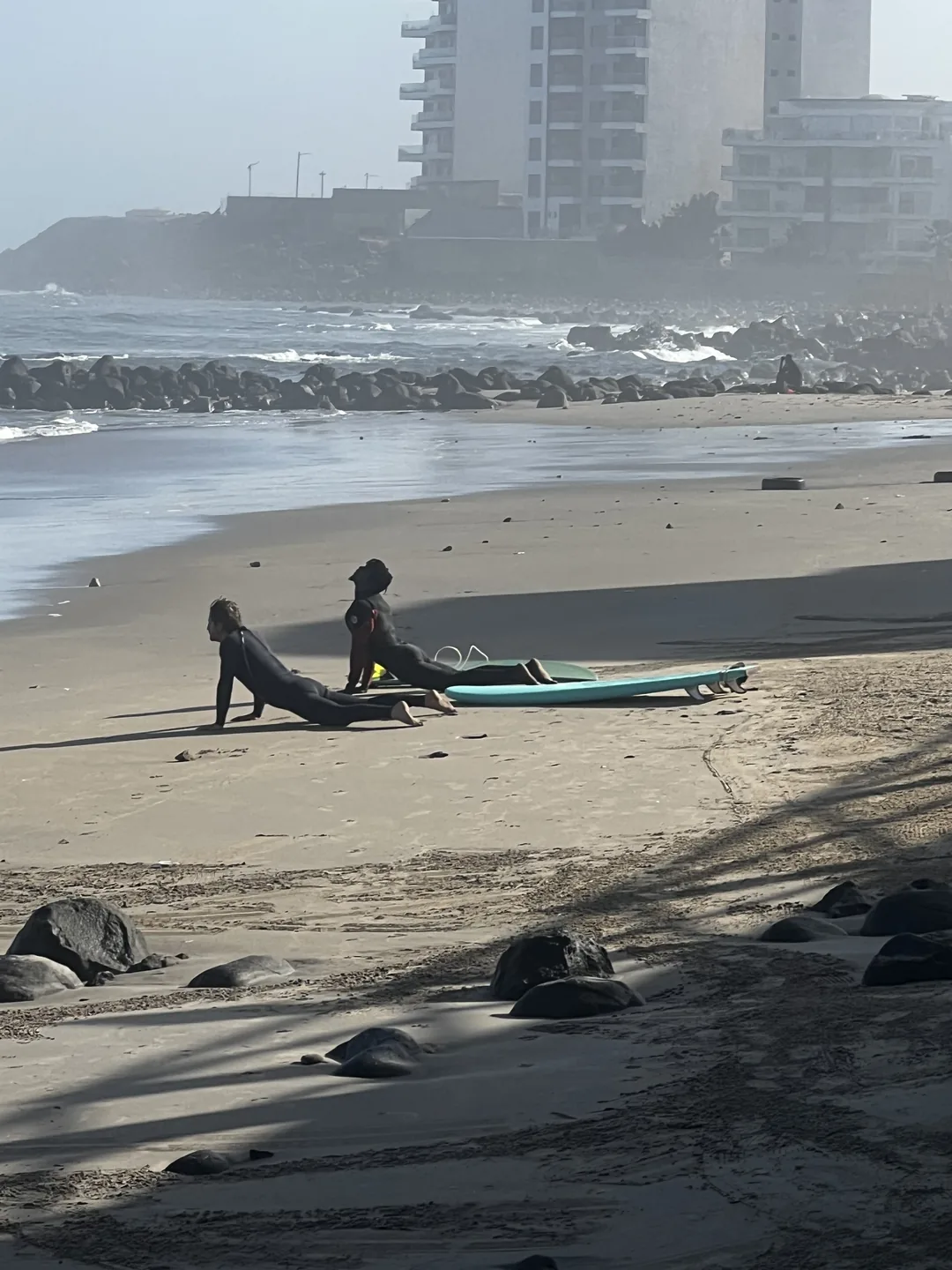 Des surfeurs se préparent sur la plage de Ngor au Sénégal.