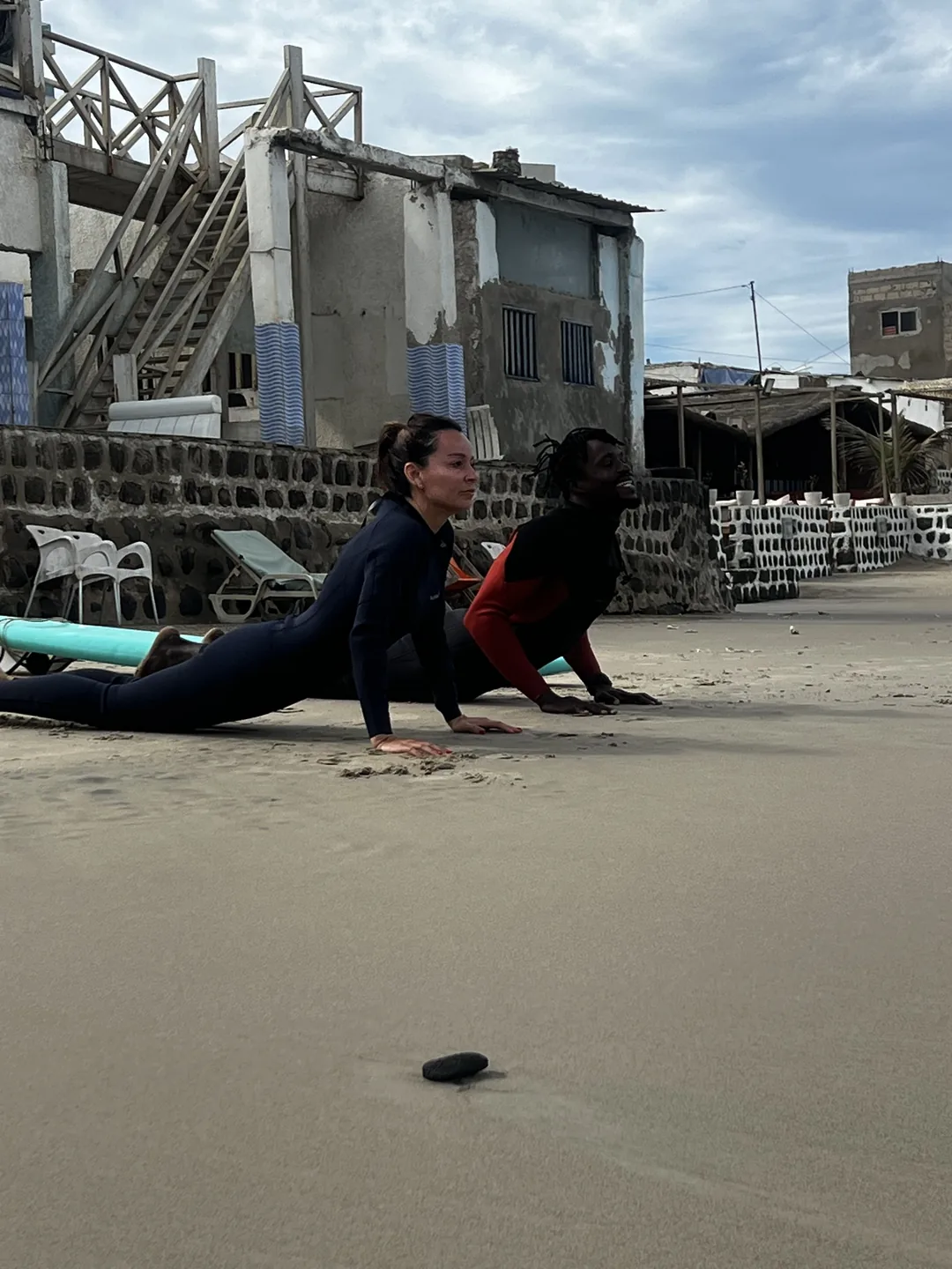 Deux surfeurs s'entraînent sur la plage de Ngor, Dakar.