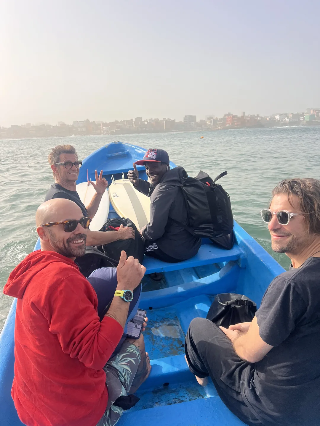 Groupe d'amis en route vers les vagues sur l'île de Ngor, Dakar.