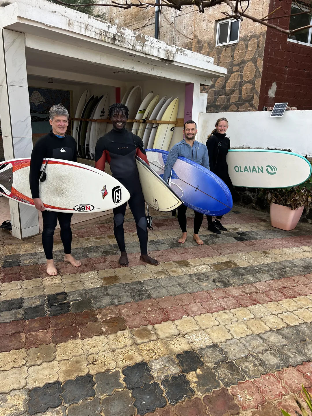 Un groupe de surfeurs prêts à aller à l'eau sur l'île de Ngor au Sénégal.