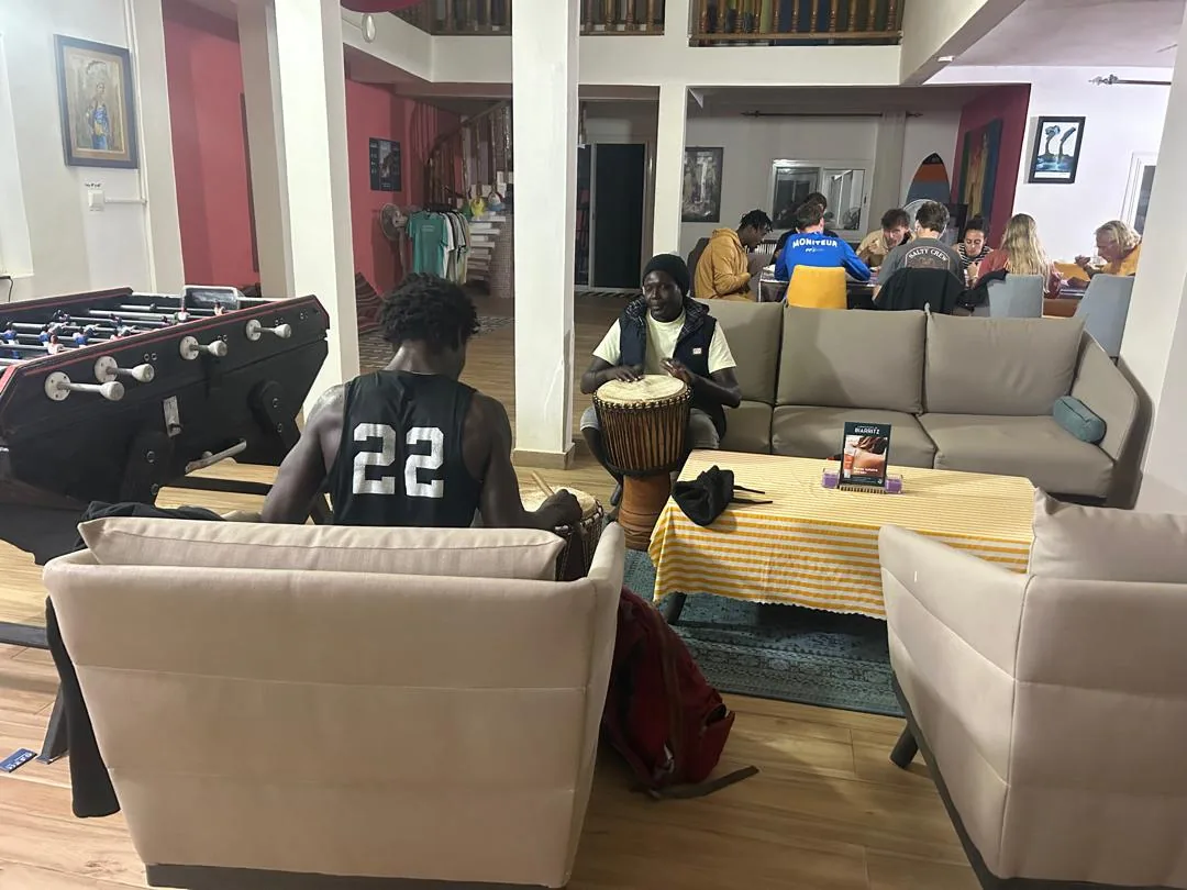 Ambiance chaleureuse et conviviale au surfcamp de l'île de Ngor.