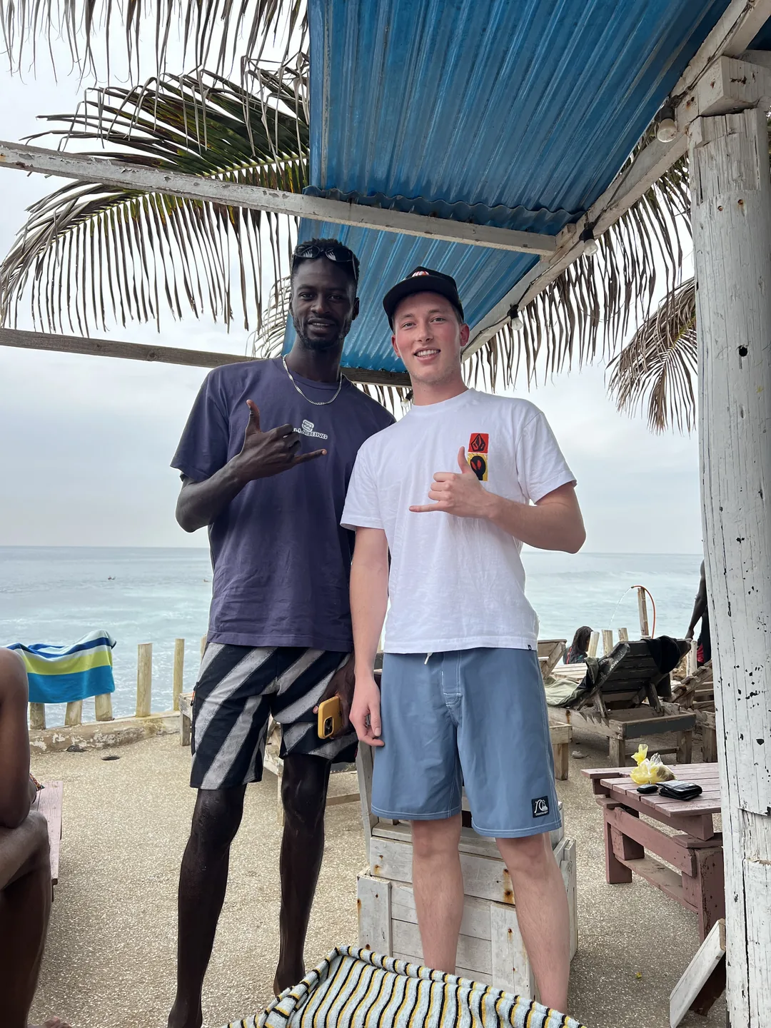 Un moment convivial au surfcamp de l'île de Ngor au Sénégal.