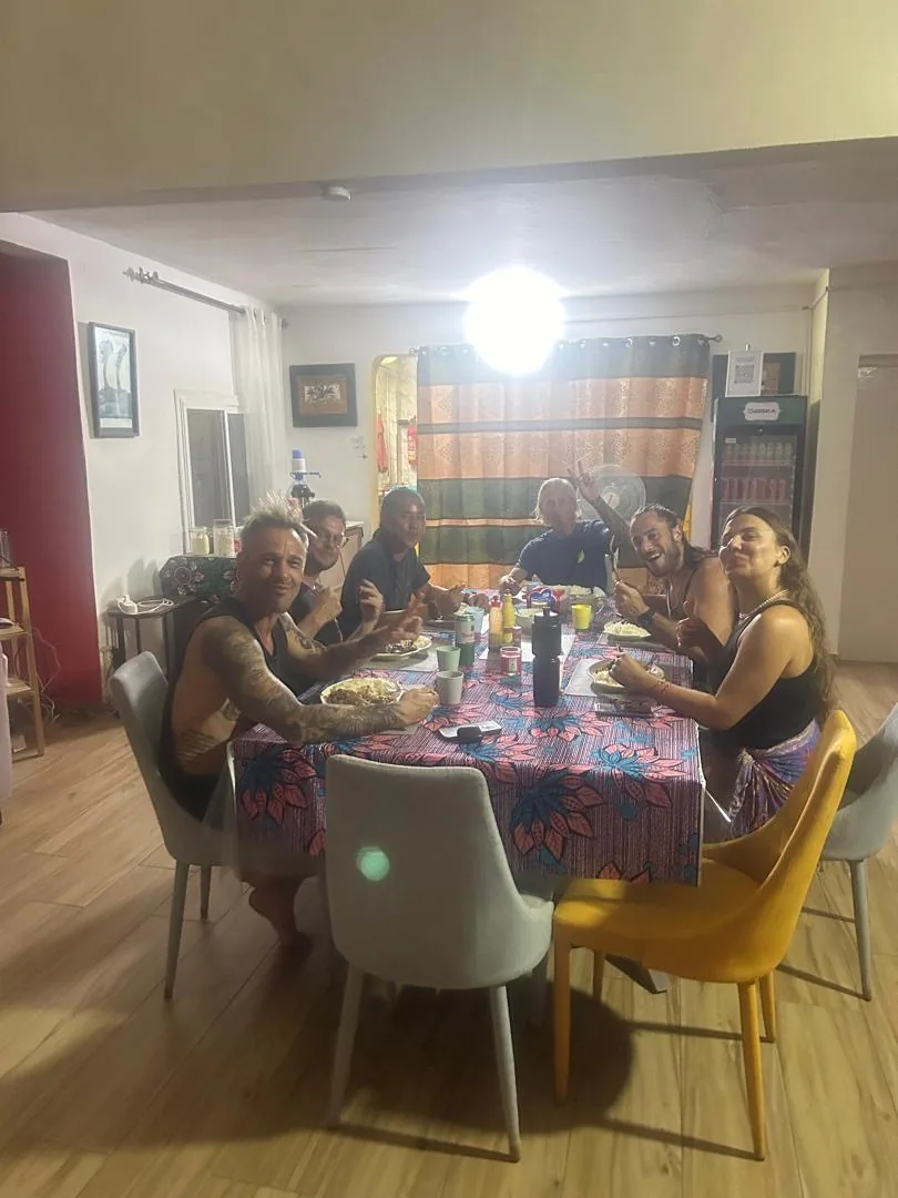 Repas convivial dans un surfcamp à Ngor, Dakar.