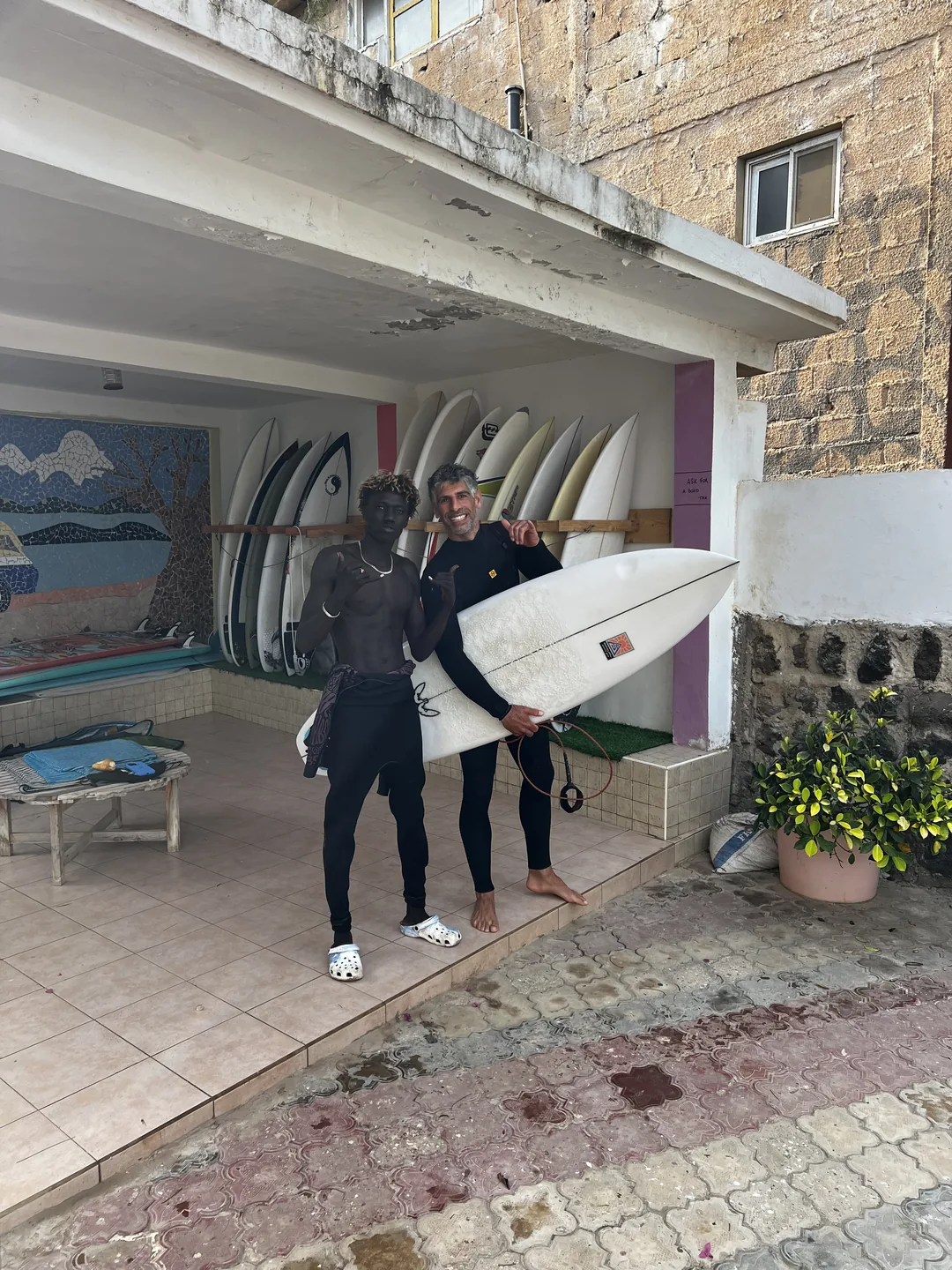 Un surfcamp au Sénégal avec des surfeurs et du matériel de surf.