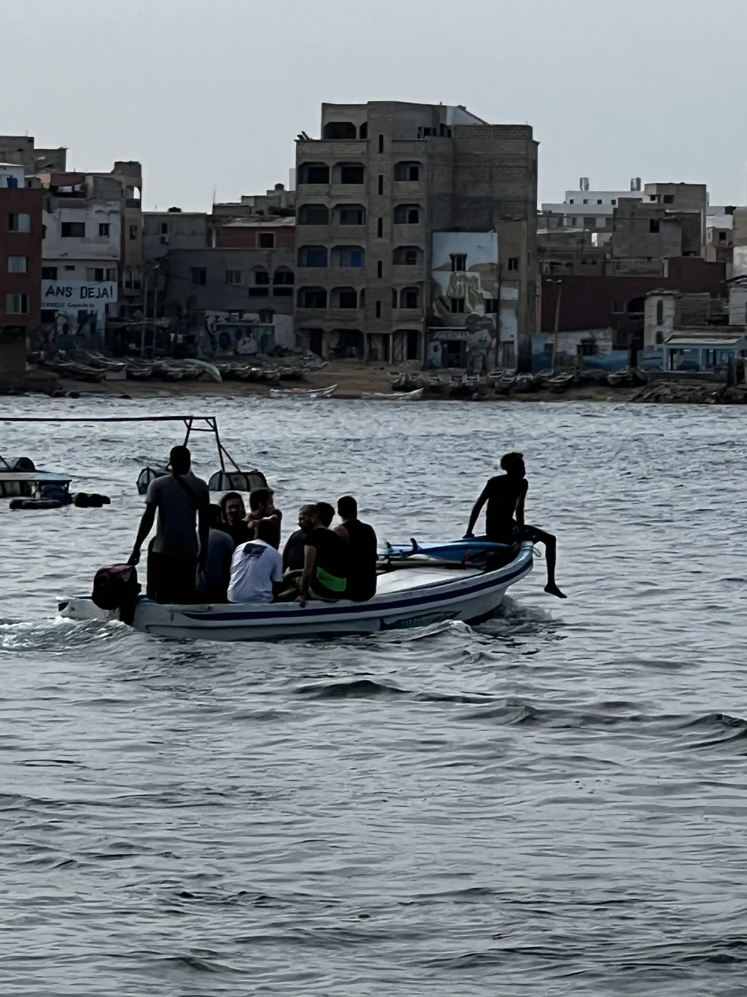 Sortie en bateau au surfcamp de l'île de Ngor à Dakar.