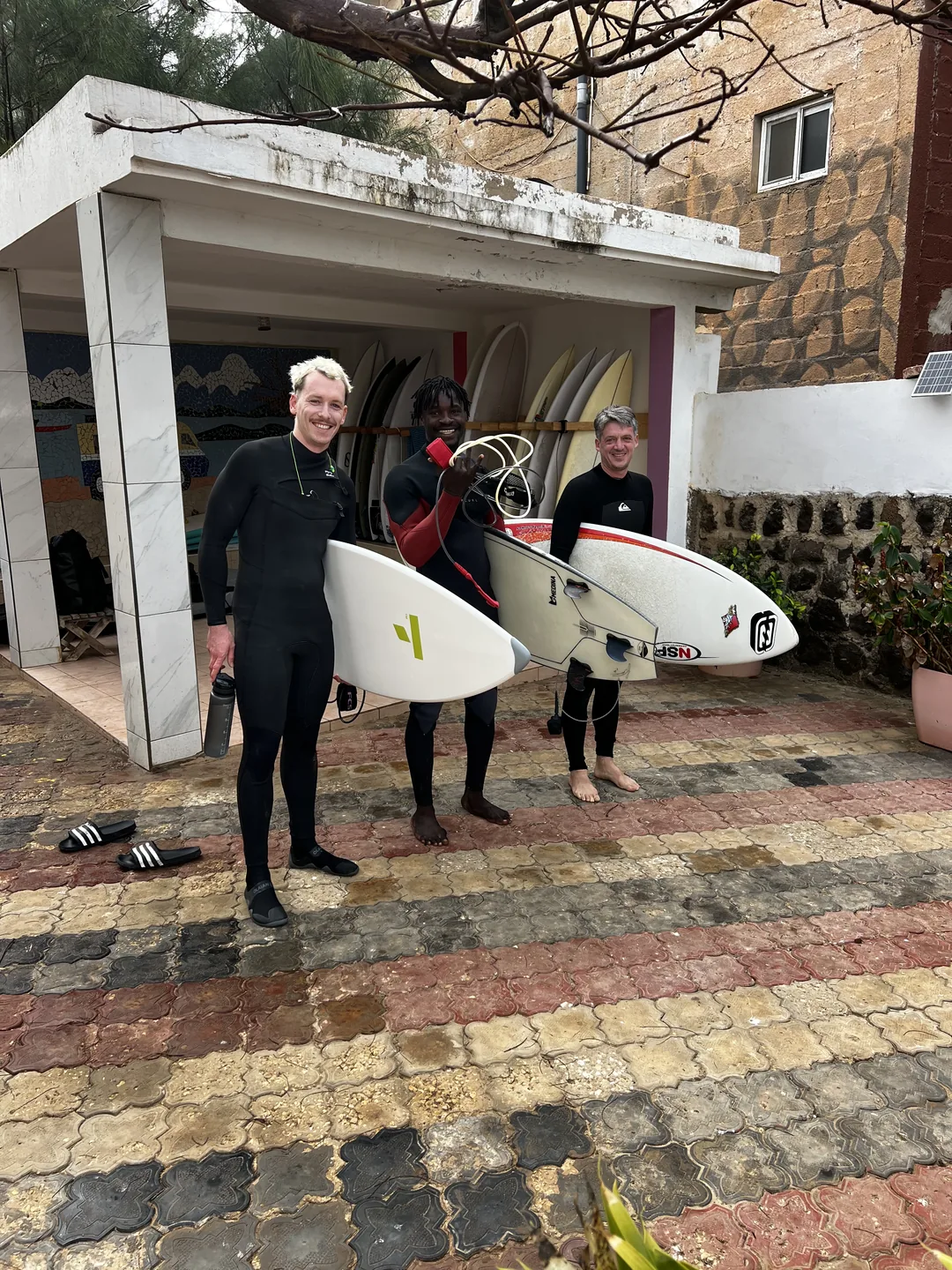 Un surfcamp à Ngor, avec des surfeurs prêts pour l'aventure.