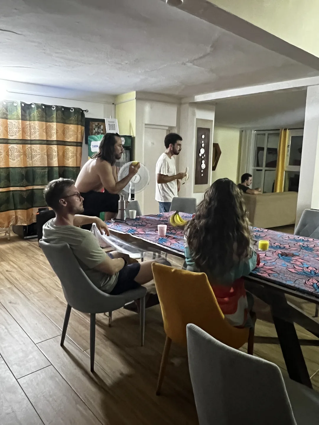 Dans un surfcamp à Ngor, Dakar, des jeunes se détendent autour d'une table.