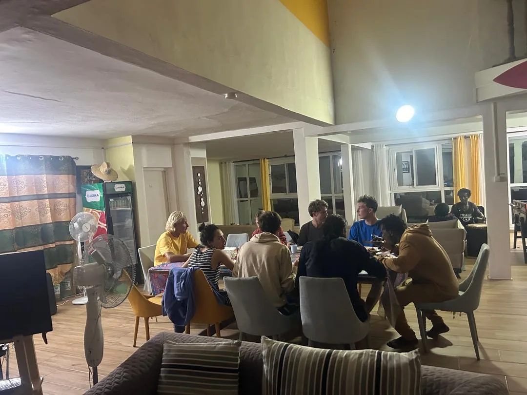 Un groupe d'amis se retrouve dans un espace convivial au surfcamp à Ngor.