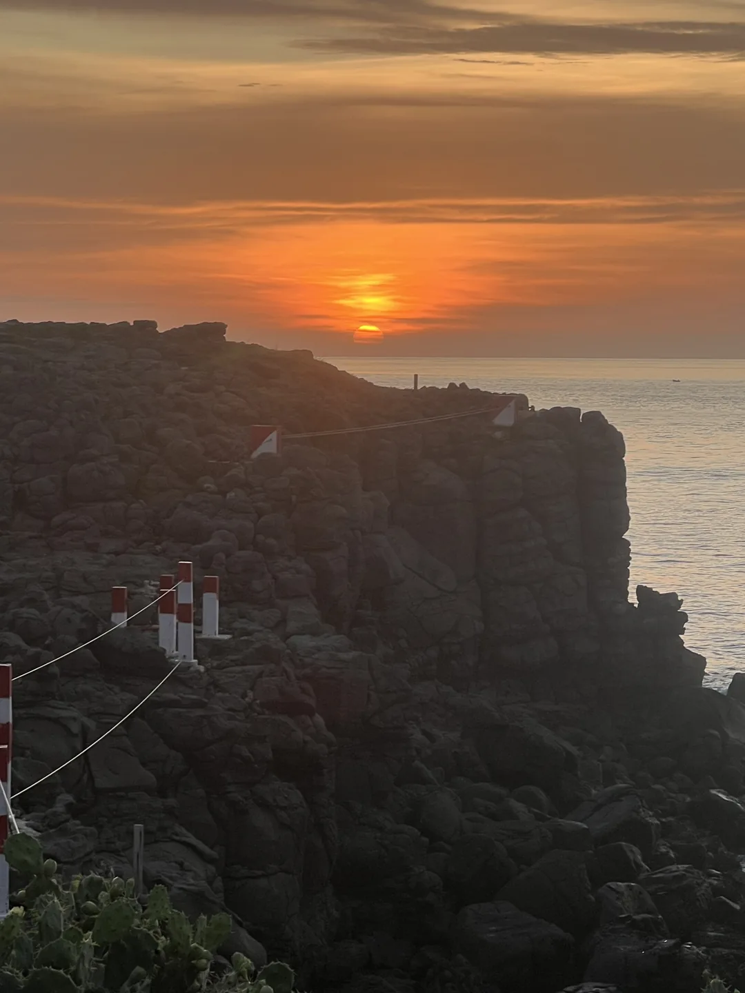 Coucher de soleil spectaculaire sur l'île de Ngor au Sénégal.