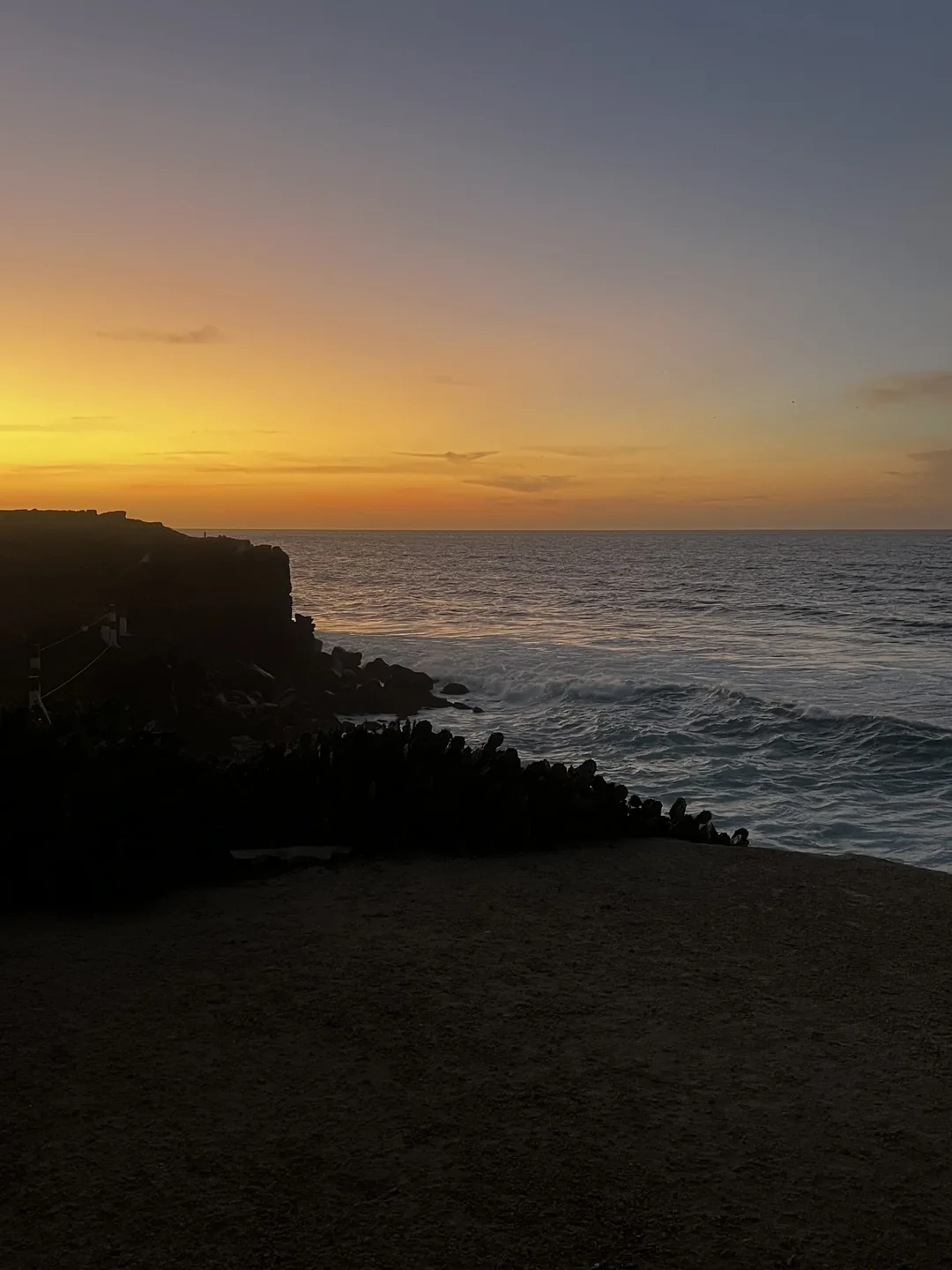 Coucher de soleil sur l'océan à Ngor, un moment paisible pour les surfeurs.
