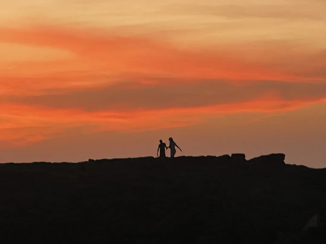 Coucher de soleil spectaculaire à Ngor, un moment parfait pour les surfeurs.