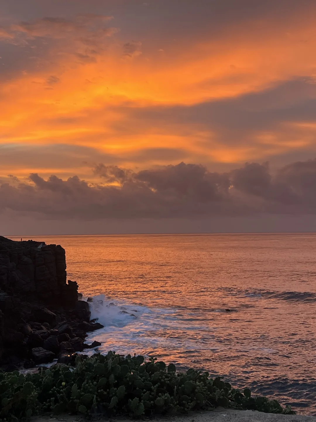 Coucher de soleil spectaculaire sur l'île de Ngor, parfait pour les surfeurs.