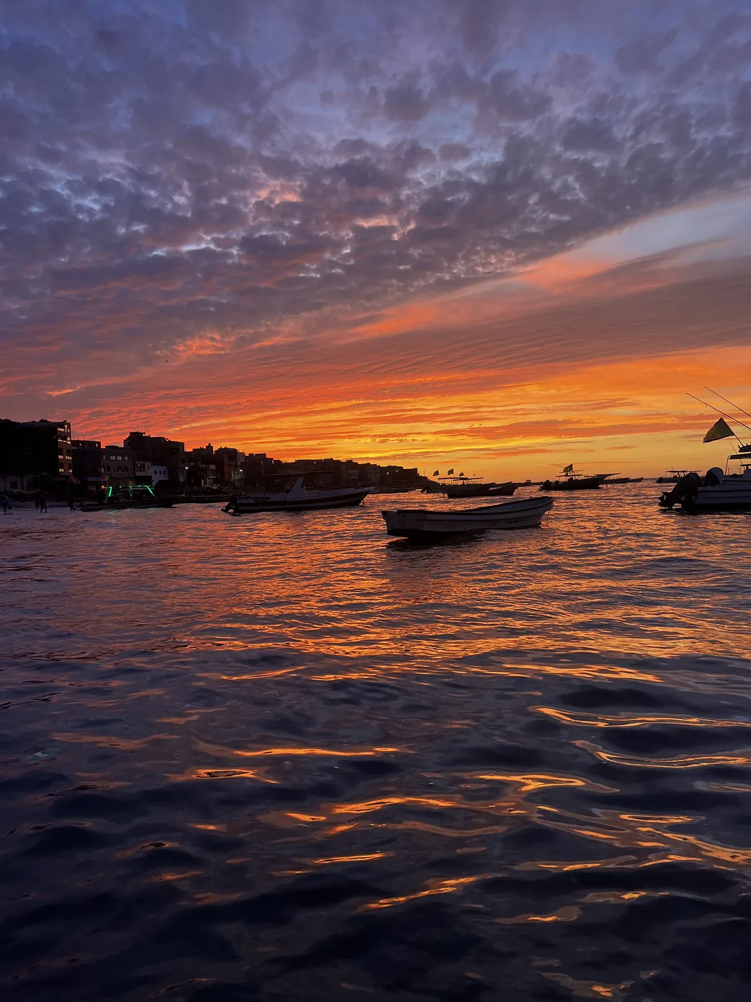Coucher de soleil spectaculaire sur l'île de Ngor au Sénégal.