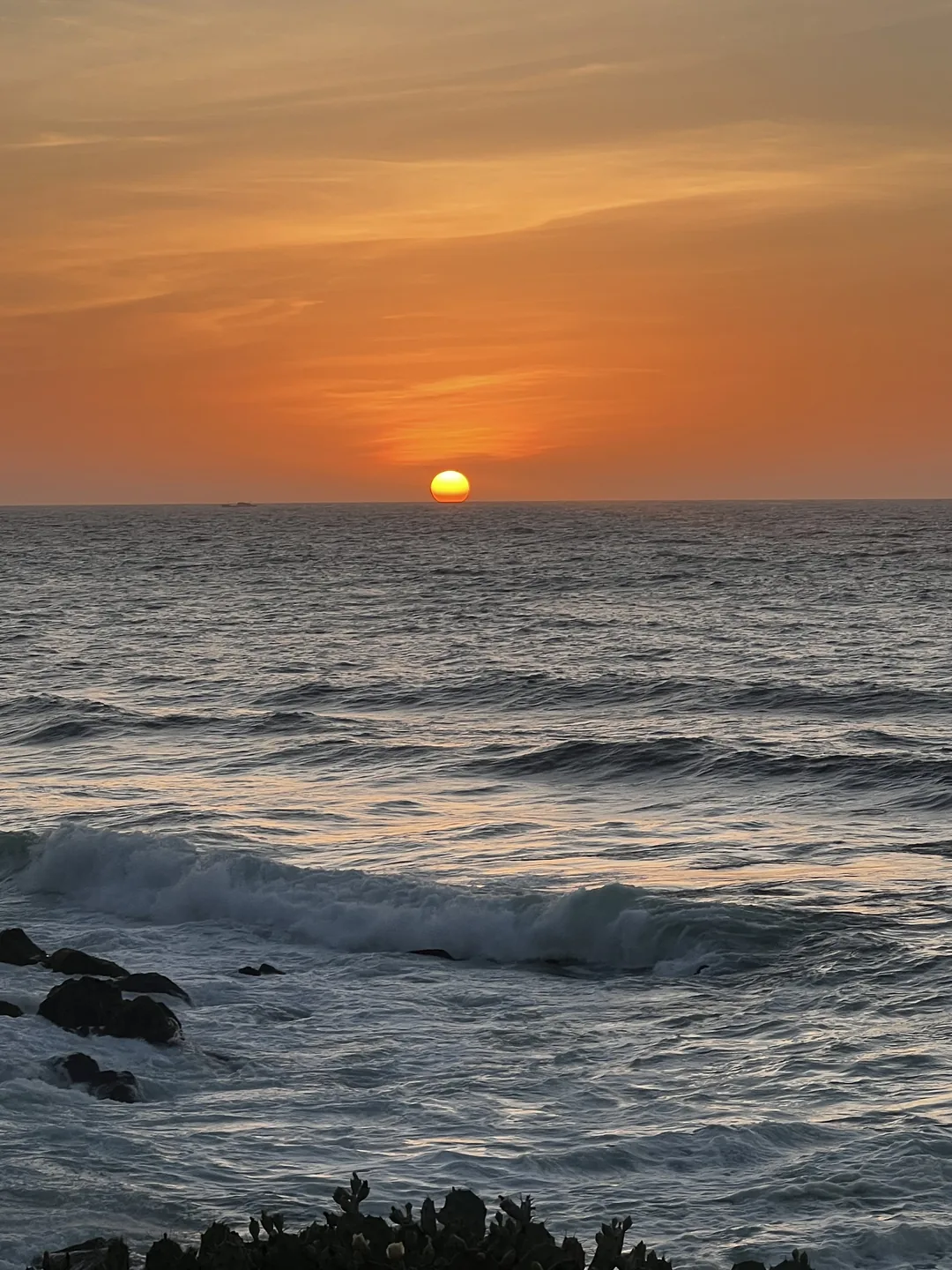 Un coucher de soleil paisible sur l'océan au surfcamp de l'île de Ngor.