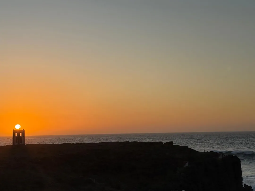Coucher de soleil majestueux sur l'île de Ngor au Sénégal.