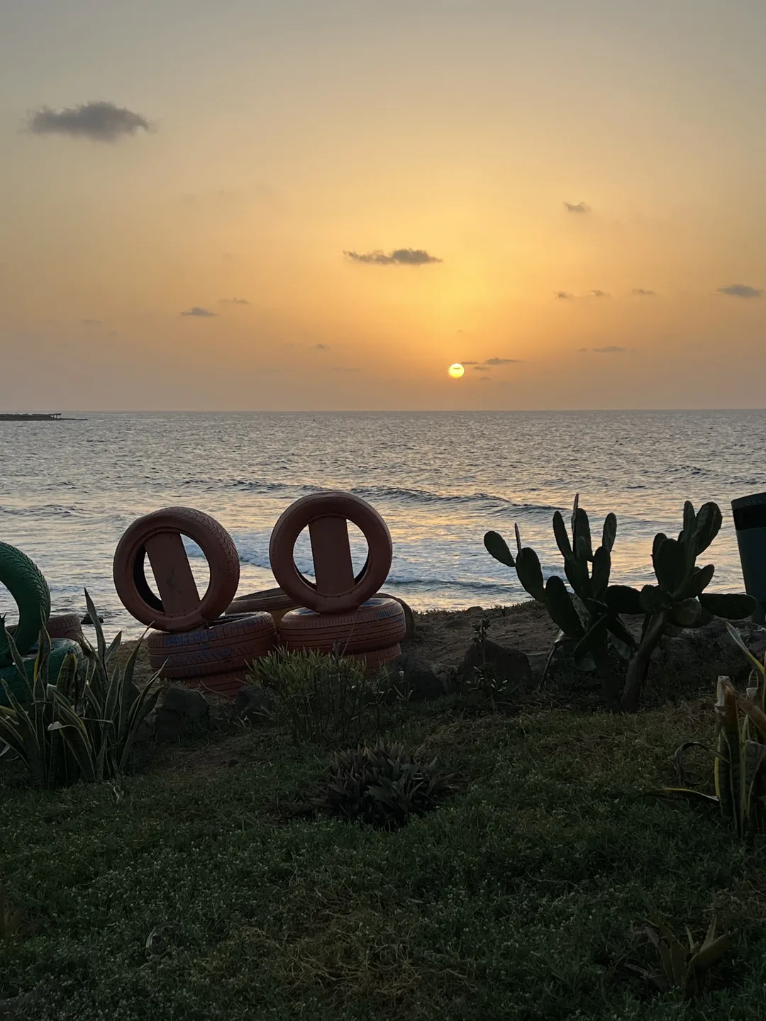 Un magnifique coucher de soleil sur l'île de Ngor, avec une vue sur l'océan.