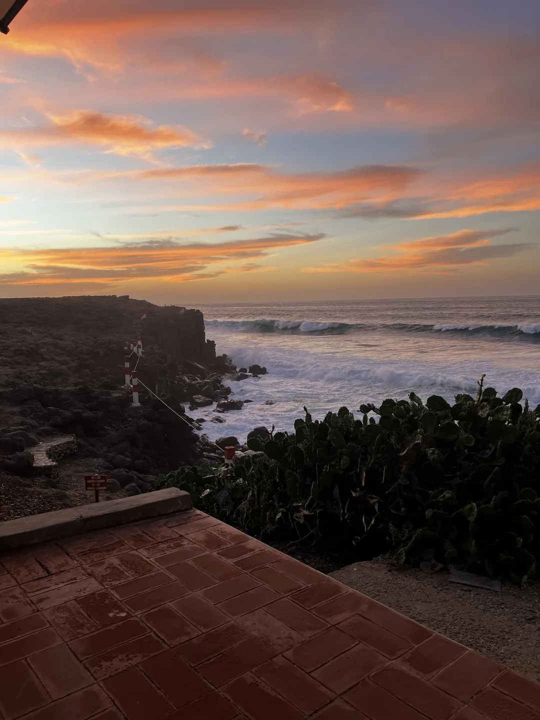 Un coucher de soleil spectaculaire sur les vagues de l'île de Ngor au Sénégal.