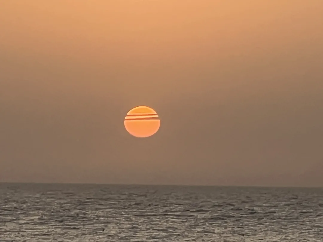Magnifique coucher de soleil sur l'océan au Sénégal, près de l'île de Ngor.