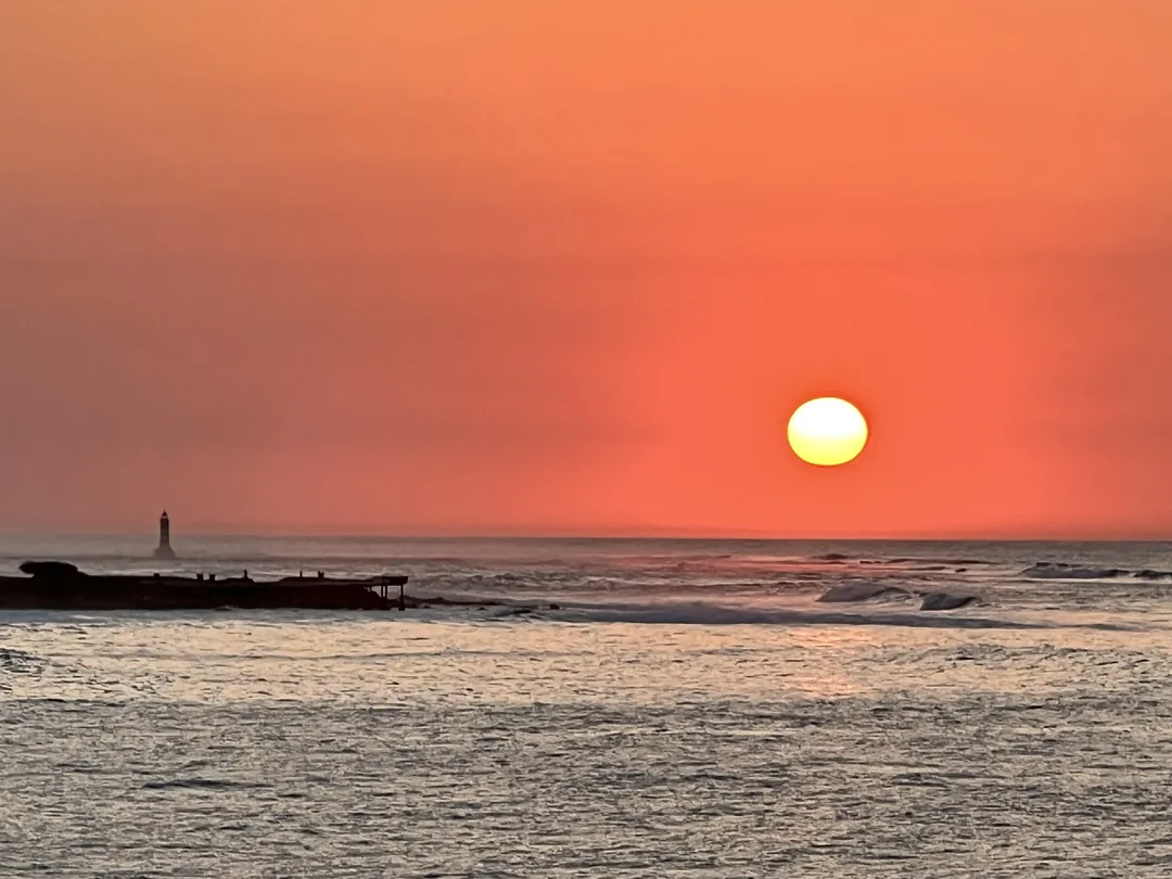 Coucher de soleil spectaculaire sur l'océan à Ngor, Dakar.