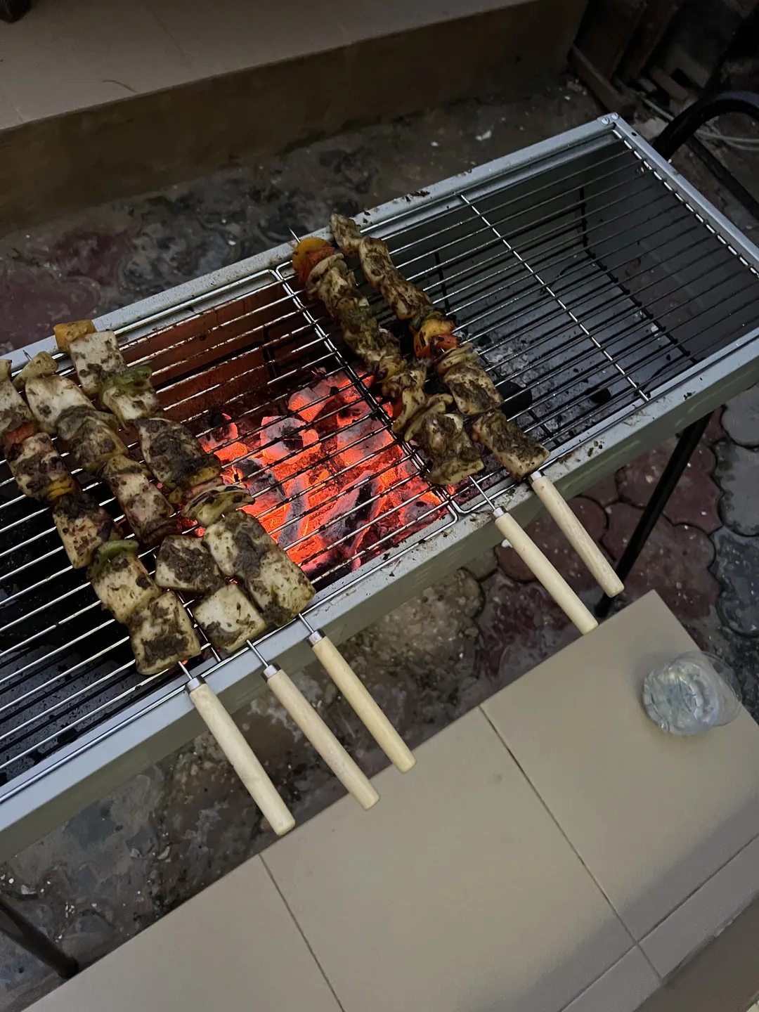Dégustation de brochettes dans un surfcamp au Sénégal.