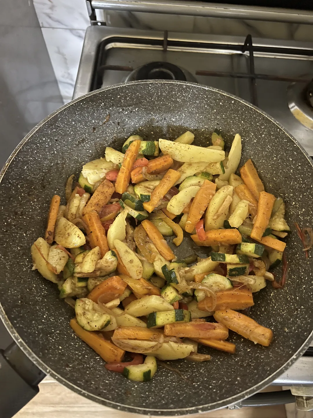 Un plat coloré préparé au surfcamp à Ngor, plein de légumes frais.