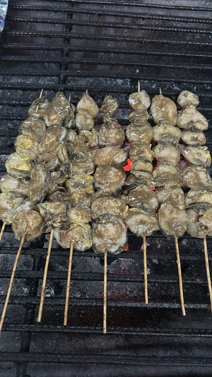 Des brochettes savoureuses grillées pour le repas au surfcamp à Ngor.