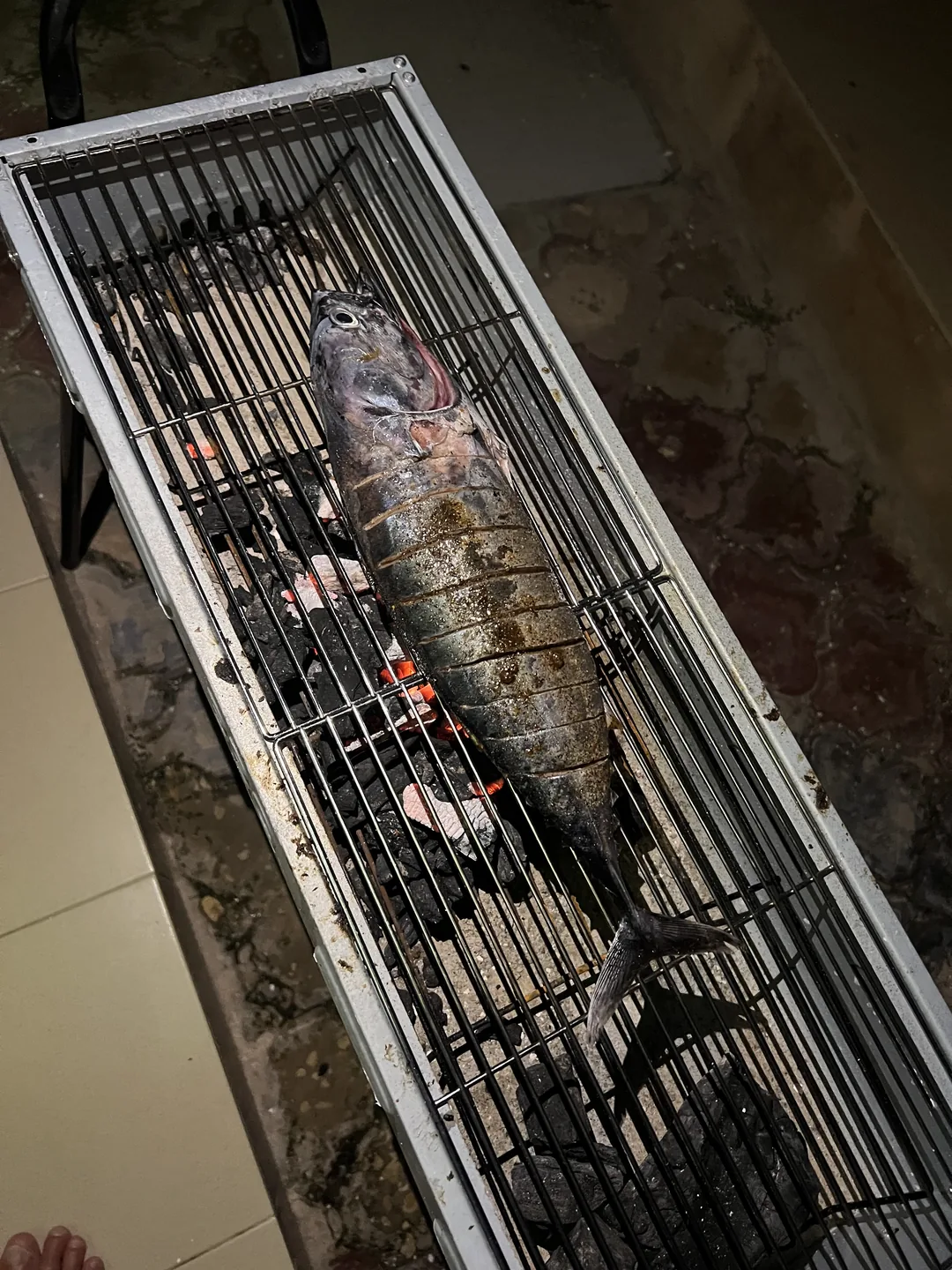 Une délicieuse préparation de poisson grillé au surfcamp de Ngor.