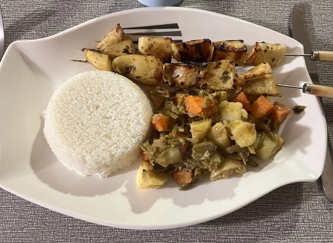 Un plat savoureux typique du Sénégal, parfait pour les surfeurs après une journée à la plage.