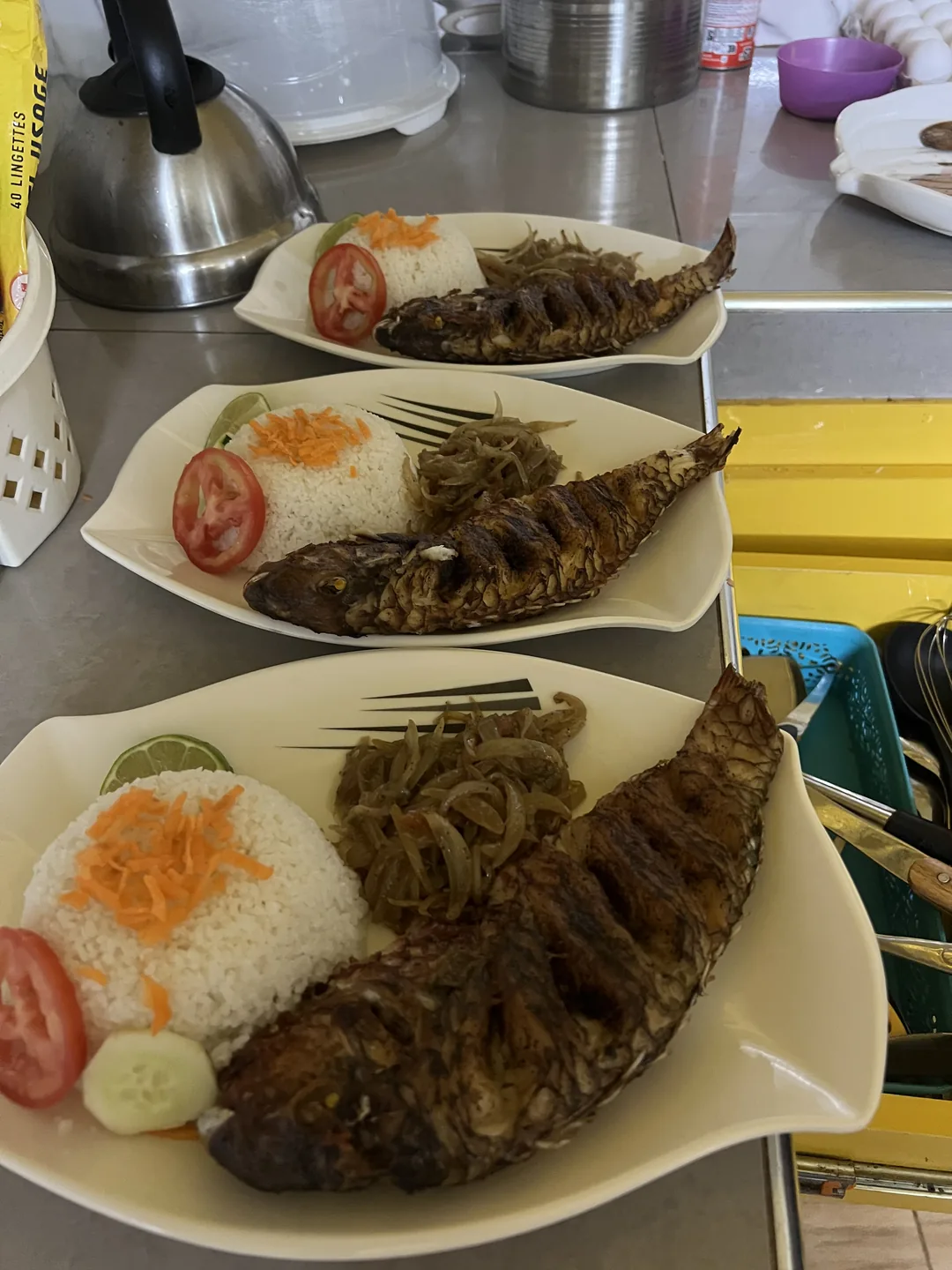 Plat sénégalais savoureux servi dans un surfcamp à Ngor.