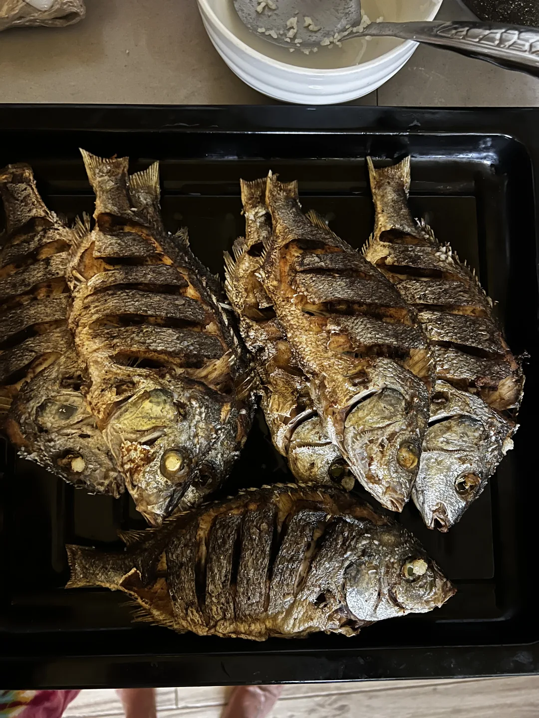 Délicieux poisson grillé préparé au surfcamp de l'île de Ngor.