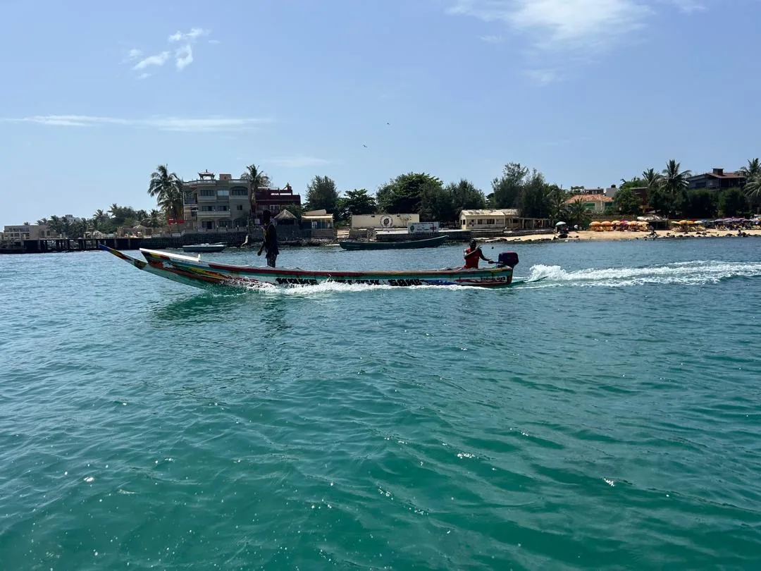 Un bateau navigue sur les eaux claires de l'île de Ngor, près de Dakar.
