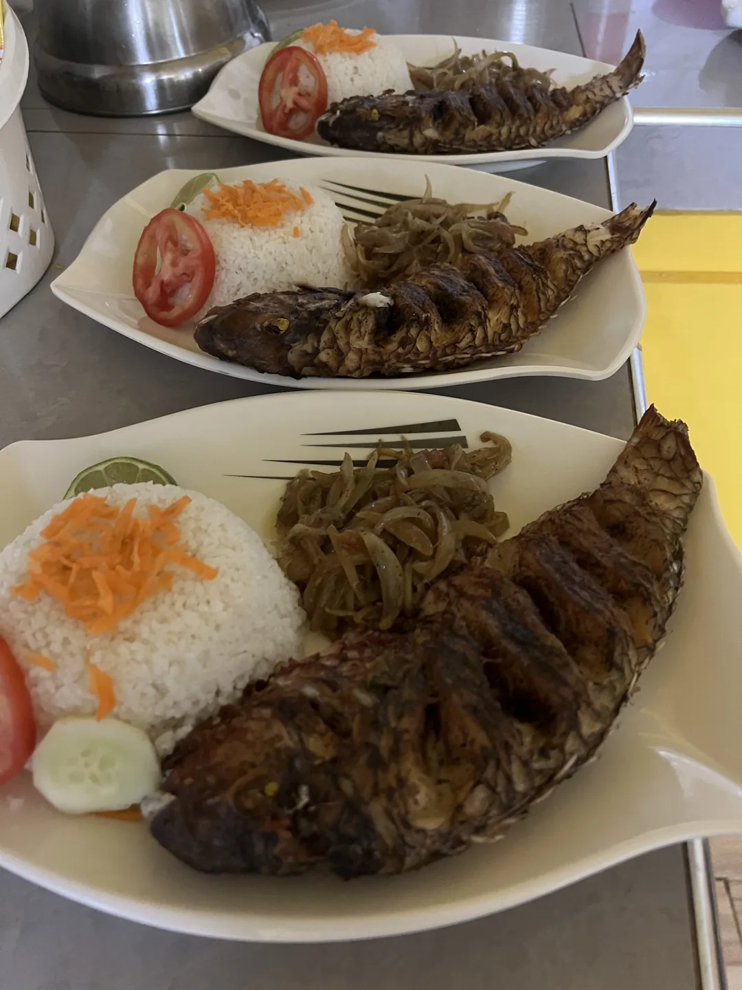 Dégustation de plats sénégalais frais au surfcamp de l'île de Ngor.