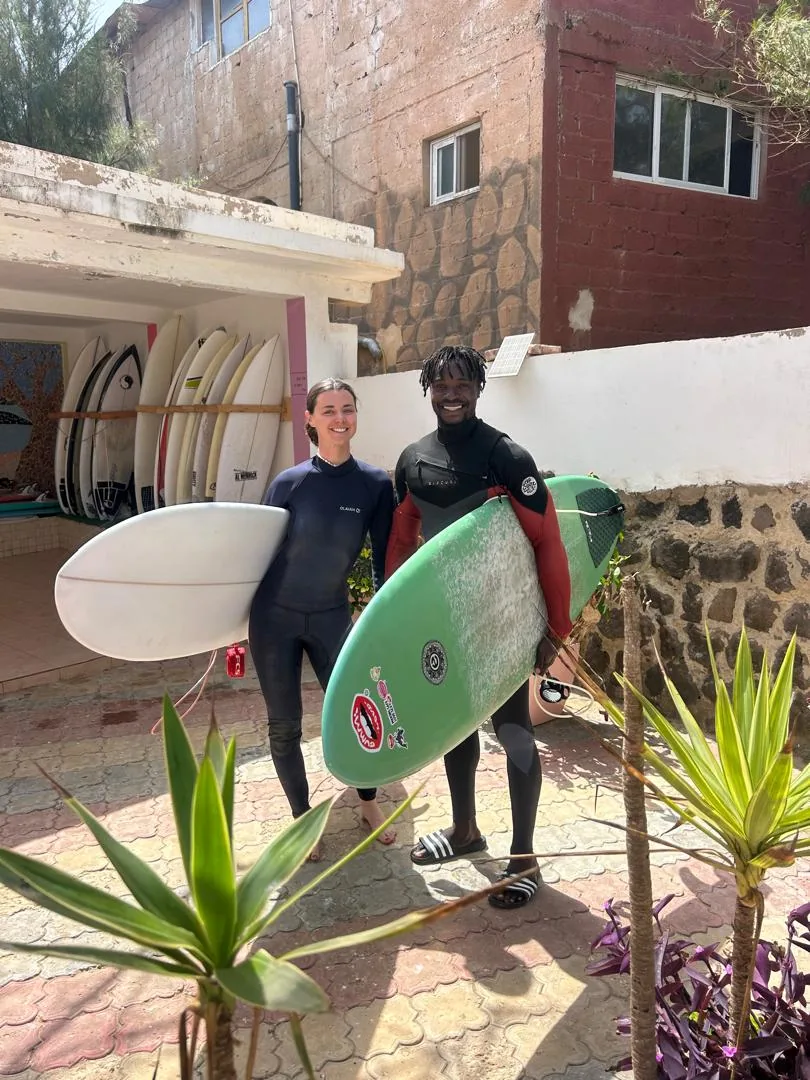 Une expérience de surf conviviale à l'île de Ngor au Sénégal.
