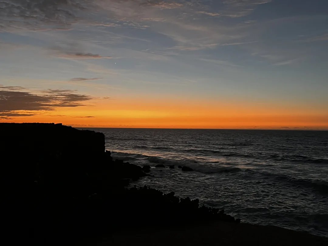 Magnifique coucher de soleil sur l'océan à l'île de Ngor.
