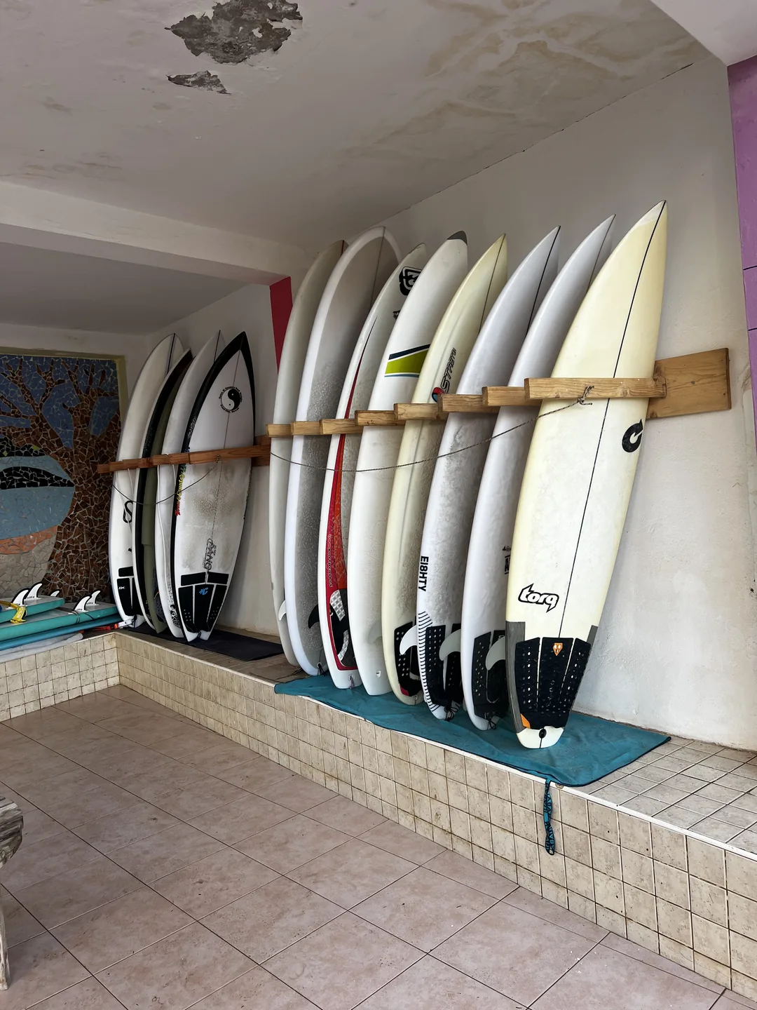 Un surfcamp au Sénégal avec des planches soigneusement rangées.