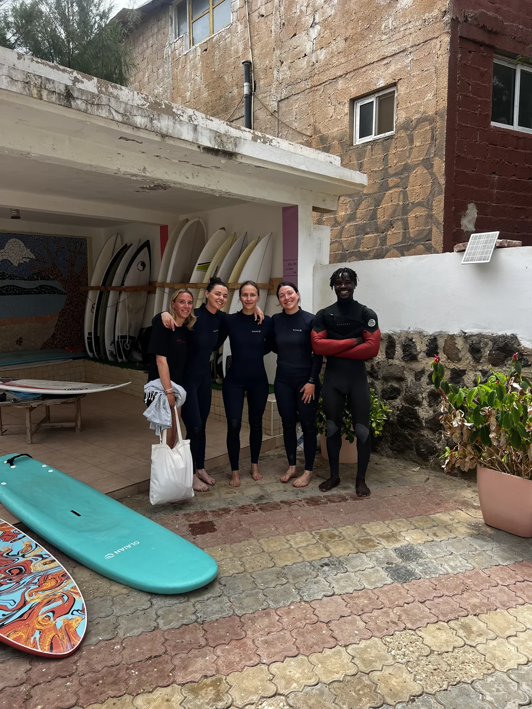 Un groupe de surfeurs prêts à profiter des vagues à l'île de Ngor.