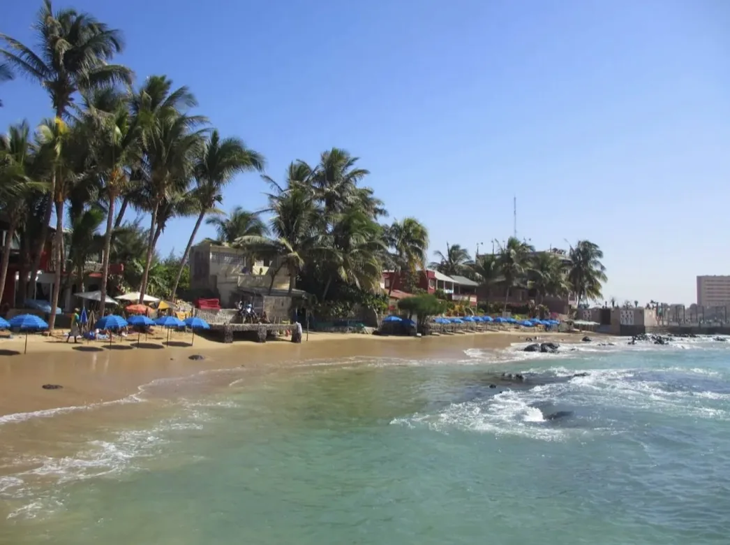 Un surfcamp accueillant sur l'île de Ngor, Dakar, avec une plage magnifique.