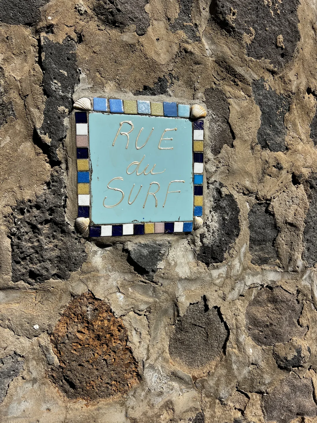 Une charmante rue du surf sur l'île de Ngor au Sénégal.