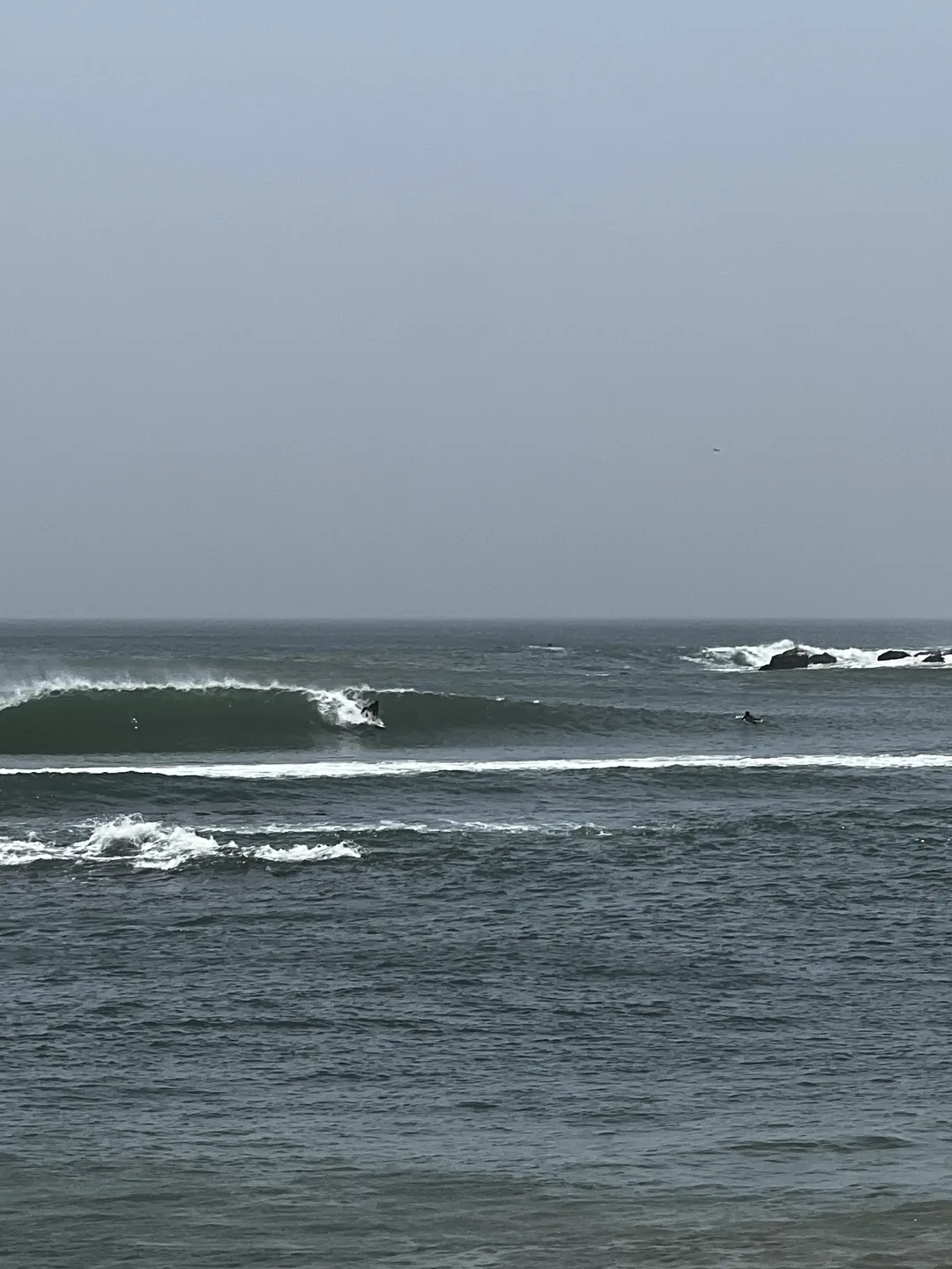 Des vagues parfaites pour le surf à l'île de Ngor, Dakar.
