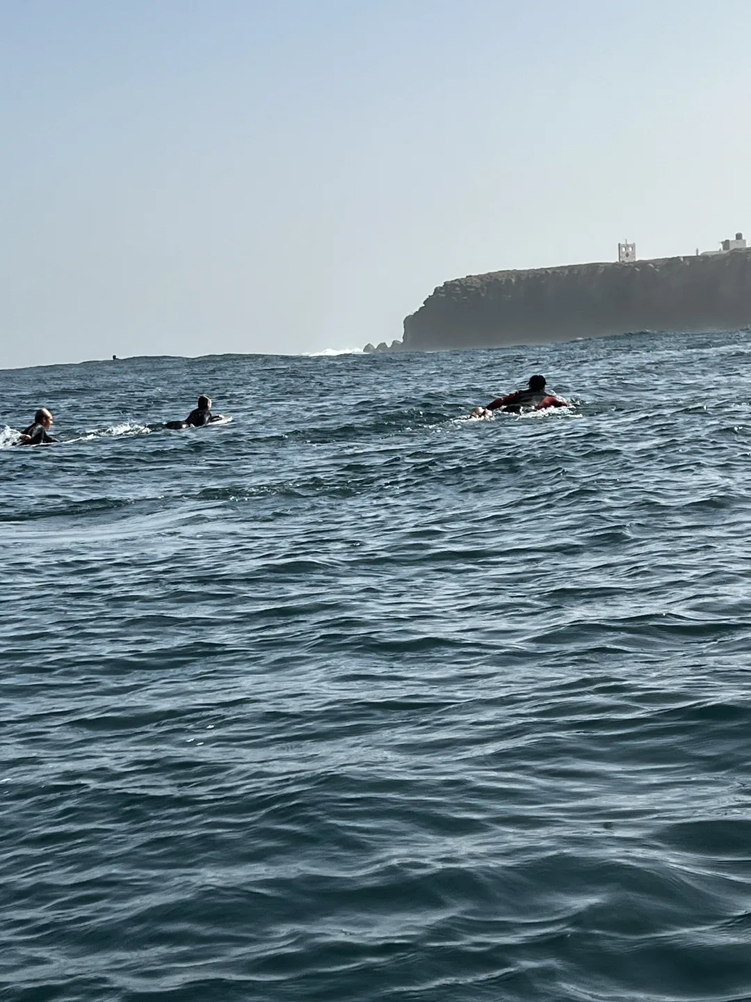 Des surfeurs profitent des vagues au surfcamp de Ngor au Sénégal.